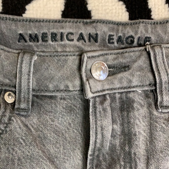 American Eagle Gray Ripped Knee Mom Jean Size 6 Short - Picture 7 of 14